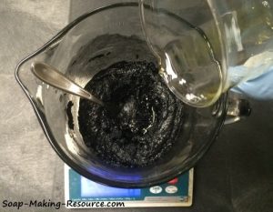 xactivated-charcoal-facial-mask-recipe-mixing-in-the-essential-oils.jpg.pagespeed.ic.9neFC7bs5x